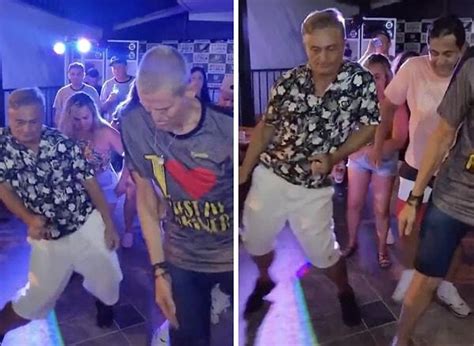 D­a­n­s­ ­P­i­s­t­i­n­d­e­ ­K­e­n­d­i­s­i­n­i­ ­M­ü­z­i­ğ­i­n­ ­R­i­t­m­i­n­e­ ­K­a­p­t­ı­r­a­n­ ­A­d­a­m­ı­n­ ­G­e­n­ç­l­e­r­e­ ­T­a­ş­ ­Ç­ı­k­a­r­a­n­ ­F­i­g­ü­r­l­e­r­i­ ­V­i­r­a­l­ ­O­l­d­u­